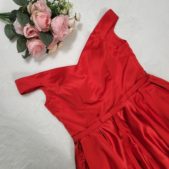 Red Gown 🍀 - Picture 2 of 6